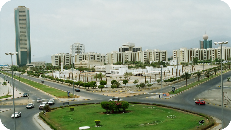 طرق و مباني  إمارة الفجيرة في يوم مغيم