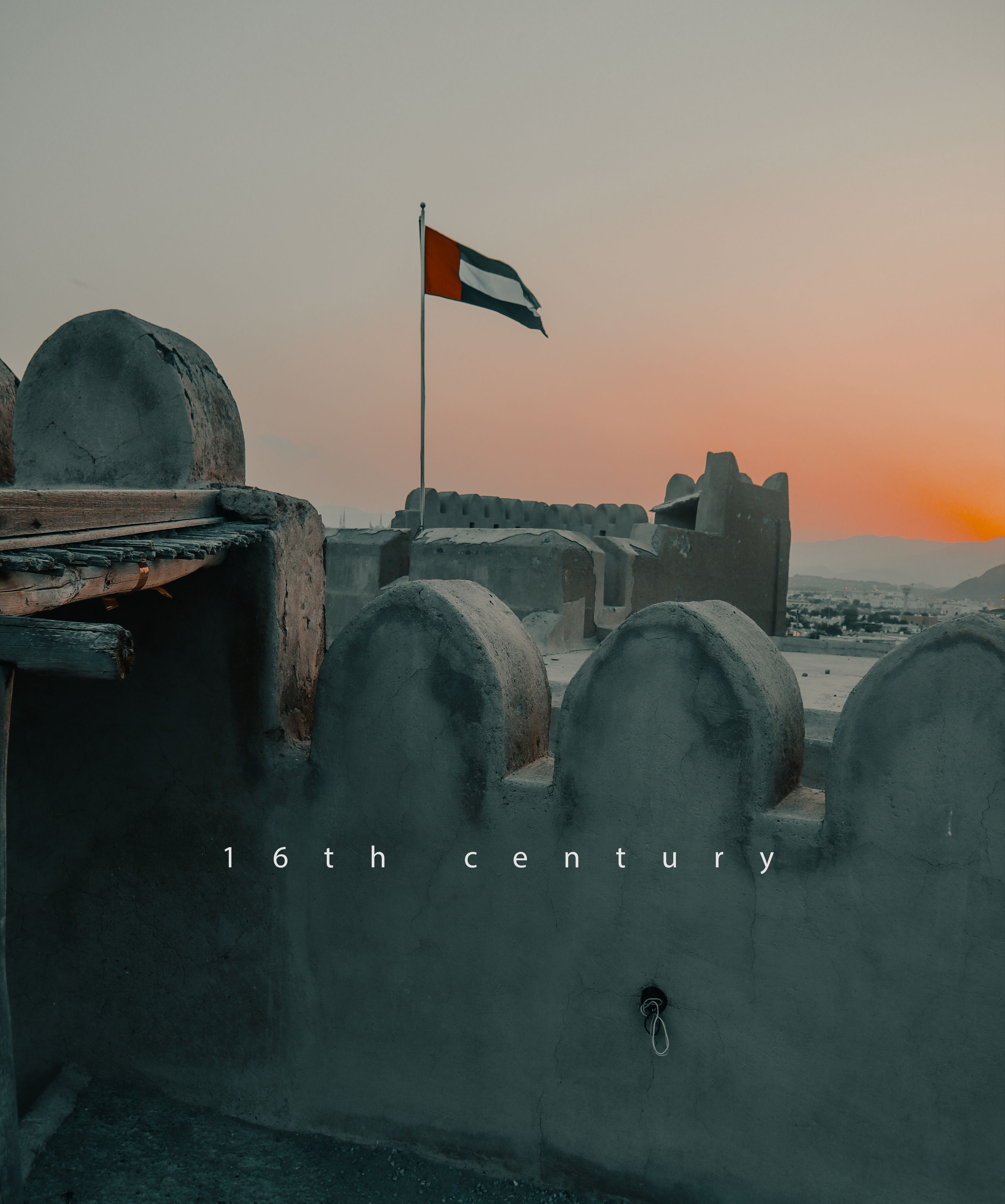 علم الامارات في اعلى قلعة الفجيرة